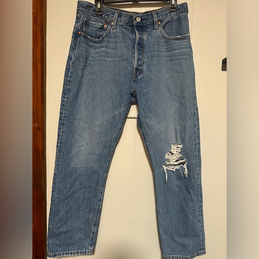 Levi 501 ripped mom Jean
